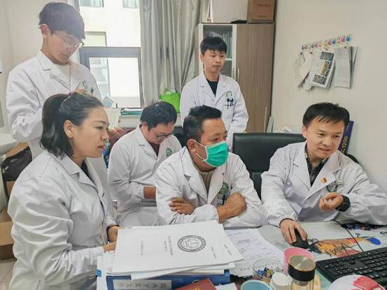 在山南市进行师带徒帮扶,传授先进的眼科学诊疗技术
